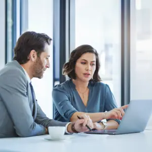 Finanzierer auf einen Laptop schauend